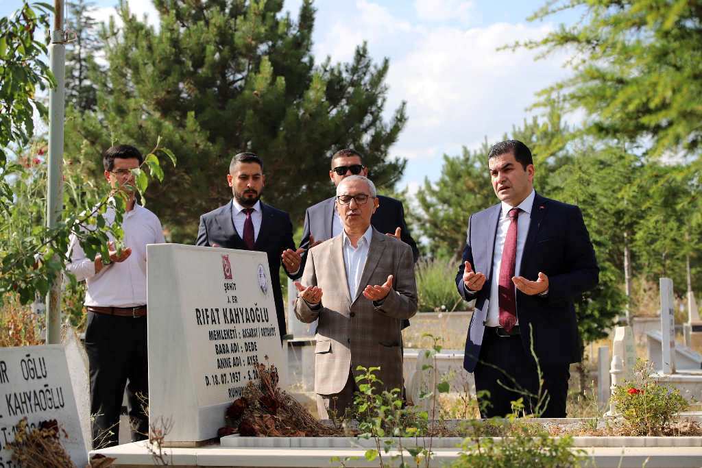 Kaymakamız Sayın Ahmet KARATEPE, Belediye Başkanı ve ilçe Müftüsü ile birlikte Aziz Şehitlerimizin Kabirlerini ziyaret ettiler