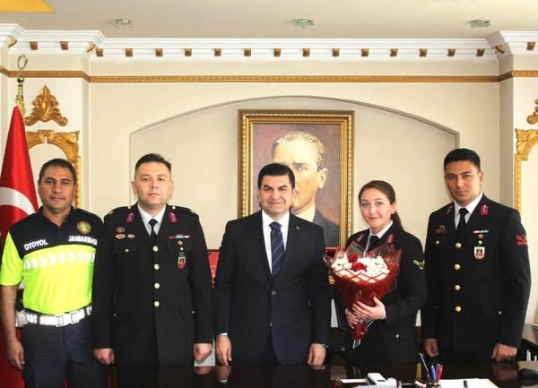 İlçe Jandarma Komutanı ve personeli Kaymakamımız Sayın Ahmet KARTEPE'yi Makamında ziyaret ettiler.