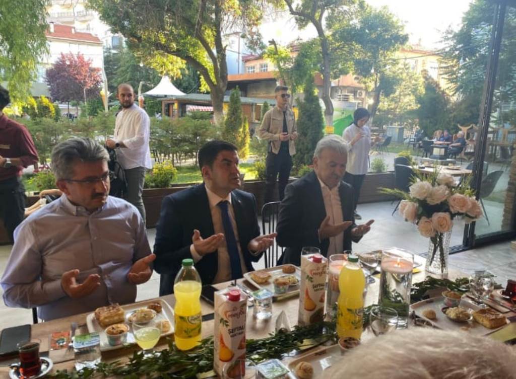 Kaymakamımız Sayın Ahmet KARTEPE, AK Parti İlçe Başkanı Sayın Oğuz ŞAHİN'in kızının nişan törenine katıldılar.