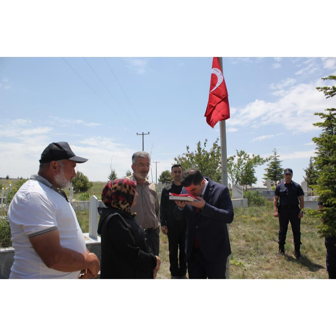Kaymakamımız Sayın Ahmet KARATEPE,  Aziz Şehidimiz Jandarma ER Mehmet ŞEN’i İshaklı Karapınar Köyünde bulunan kabri başında dualarla yad ettiler. 