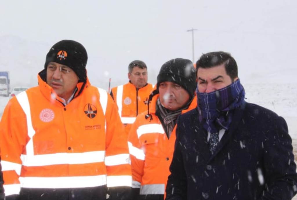 Kaymakamımız Sayın Ahmet KARATEPE Karayolları Bölge ve İl Müdürü ile birlikte devam eden yol açma ve araç kurtarma çalışmalarını yerinde d enetledi.