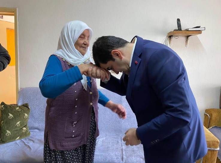 Kaymakamımız Sayın Ahmet KARTEPE, 33 yıl önce bugün Şırnak/ Silopi'de Şehit olan  Ramazan GÜR' ün şehadetinin yıldönümünde ailesini ziyaret etti.